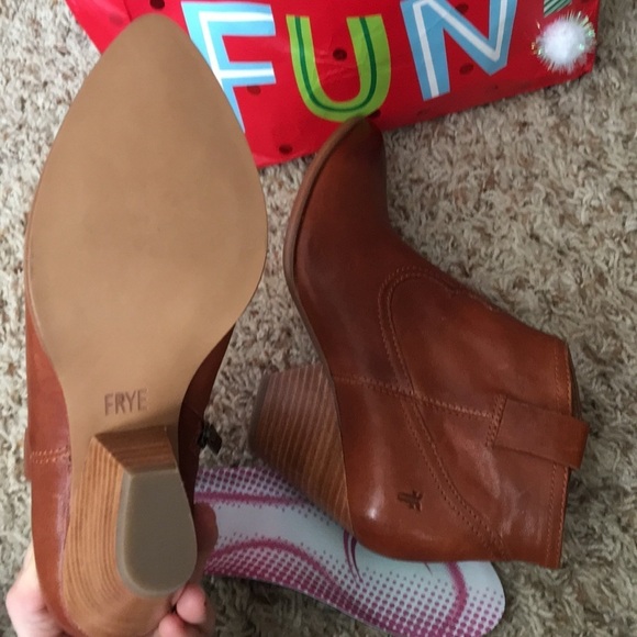Frye Reina Bootie in Cognac Size 5.5 NEW - Picture 4 of 14